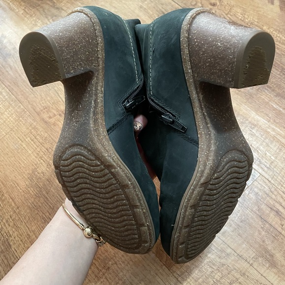 Woman’s Clark’s Ankle Booties - Picture 8 of 10